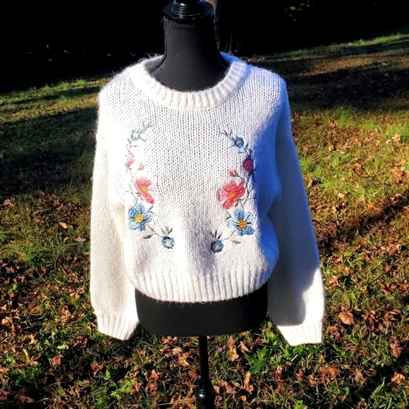 𝅺White sweater with embroidered flower design NEW small - Picture 1 of 6